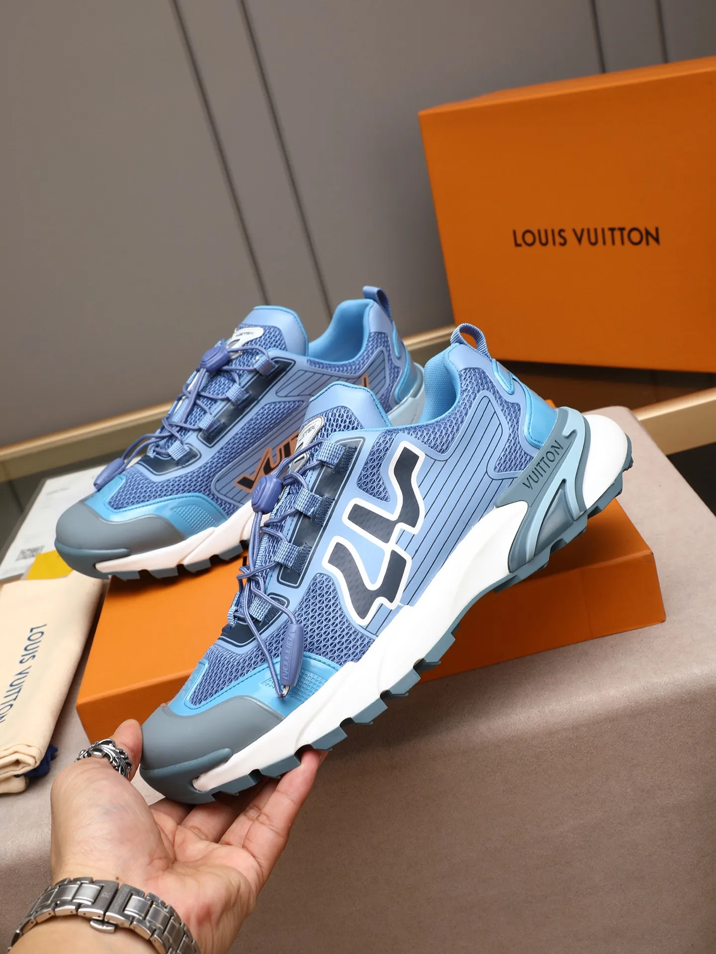 Men's Men's Shoes 💰640 LV Louis Vuitton L Jialu Brand Runner Tatic Series Thick-soled Casual Sports Shoes Running Shoes This LV Runner Tatic sports shoe combines technical materials such as mesh fabric and ribbons to interpret the inspiration of traditional mountaineering shoes. LV letters are written on one side, the lariat buckle of the quick lacing system is embellished with Monogram flowers and Louis Vuitton logos, and the light and wear-resistant rubber outsole completes the whole package. The delivery counter is beautifully packaged🛍📦 ▪️Fabrics: Original imported custom technical fabric + mesh ▪️Inner lining: Original custom-made breathable mesh ▪️Sole: Original open-molded anti-slip rubber combination material ▪️Sole thickness: 4CM ▪️Size: Men's size 38-44, (45 must be customized)